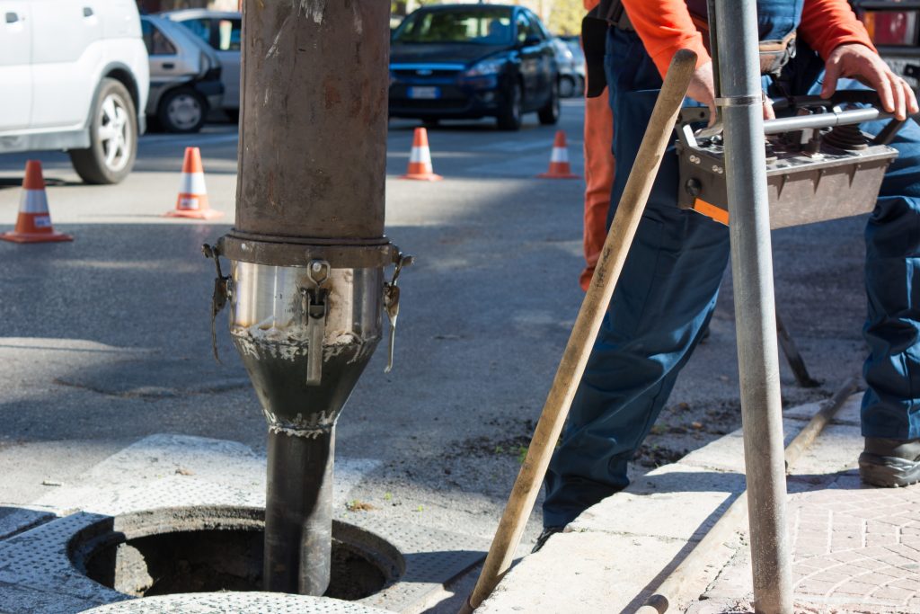 צוות יד בכל שאיבות מבצע עבודת שאיבת ביוב בשטח עירוני
